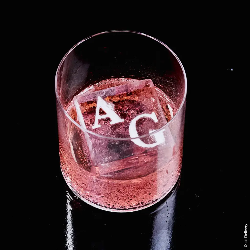 glacon-volvic-grave-perfect-rock-cube-5x5x5cm-logo-marque-verre-luigi-bormioli-auvergne-glacon-puy-de-dome-france.webp